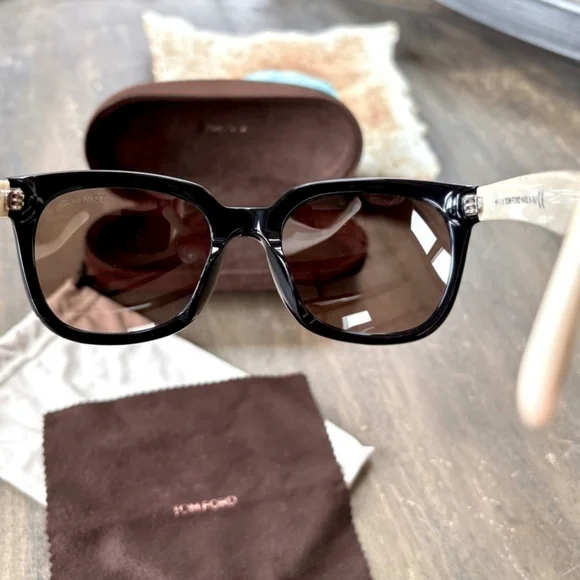 Tom Ford Sunglasses Black With Ivory Colored Arms, Gold Accents, Made In Italy - Picture 9 of 11